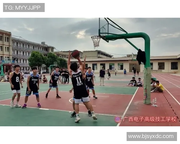 在篮球场上挥洒汗水与青春的激情与梦想 在篮球场上挥洒汗水与青春的激情与梦想